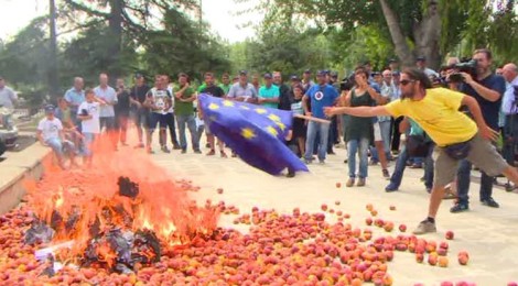 Peach Protest: Spanish burn EU flag over Russia sanctions (VIDEO)