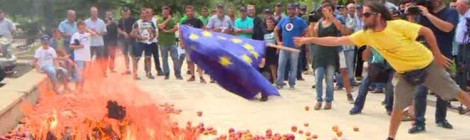 Peach Protest: Spanish burn EU flag over Russia sanctions (VIDEO)